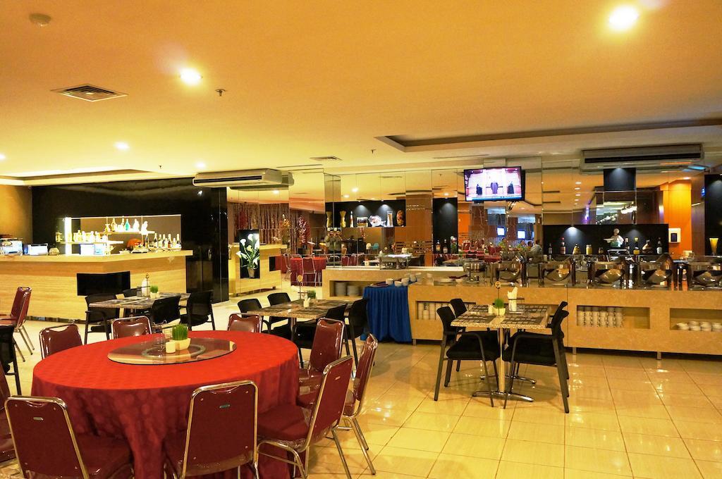 Quin Centro Hotel Palembang Exterior photo